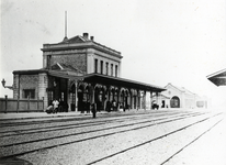 170080 Gezicht op de spoorzijde van het H.S.M.-station Alkmaar te Alkmaar, met op de achtergrond de rijtuigloods.